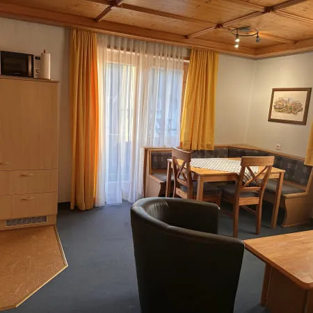 Wohnbereich mit Küche und Esstisch im Fellhorn