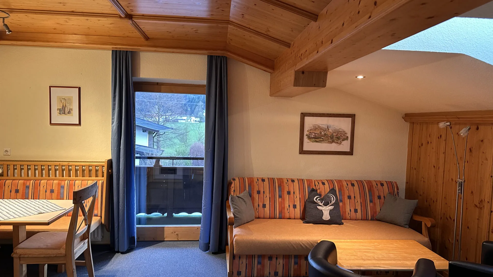 Gemütlicher Wohnbereich mit Holzdetails und Möbeln.