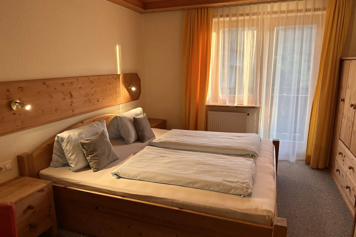 Gemütliches Schlafzimmer mit zwei Betten und Fenster